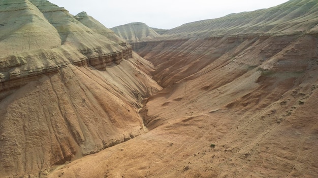 Foto altas montañas coloridas y un cañón de arcilla