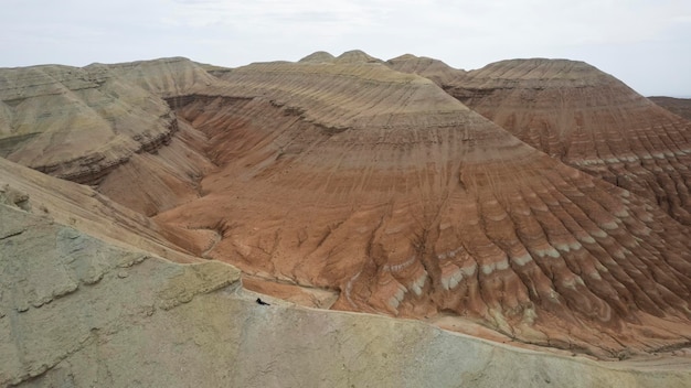 Foto altas montañas coloridas y un cañón de arcilla