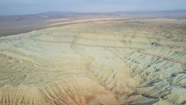 Foto altas montañas coloridas y un cañón hecho de arcilla