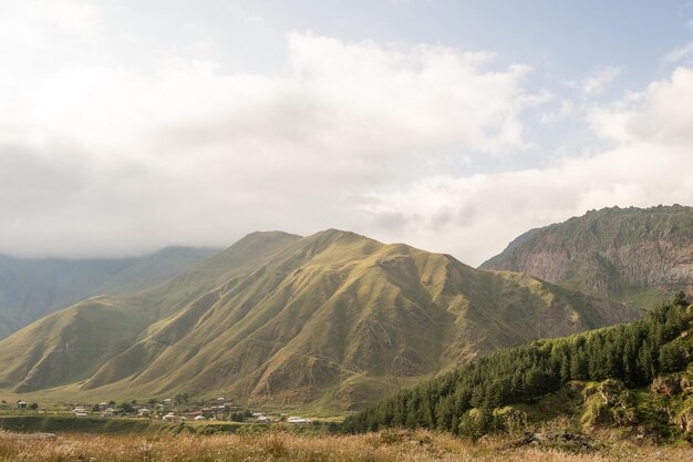 Altas montañas y naturaleza en la carretera militar georgiana