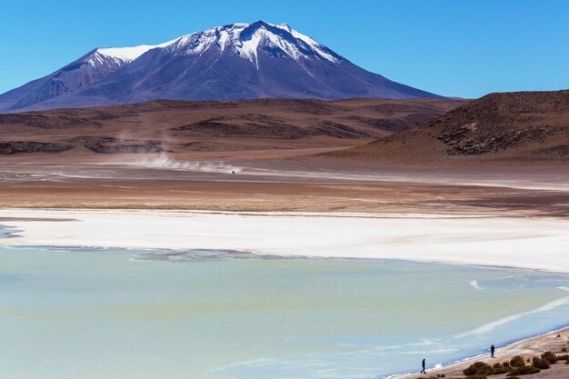 Altas montañas nevadas en Bolivia