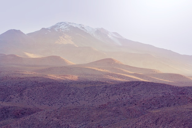 Altas montañas nevadas en Bolivia