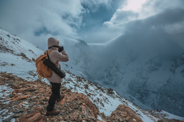 Altas montañas bajo la nieve en invierno