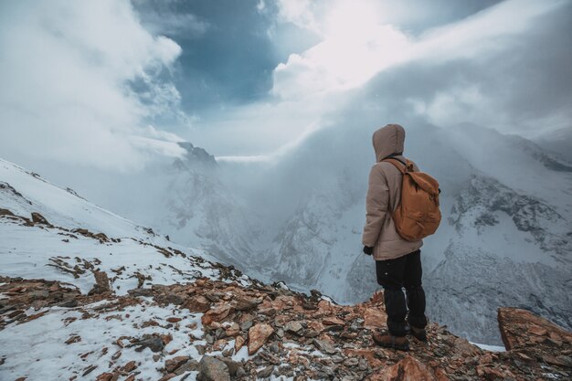 Altas montañas bajo la nieve en invierno