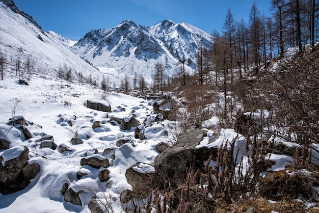 Altas montañas bajo la nieve en invierno