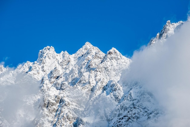 altas montañas en la nieve