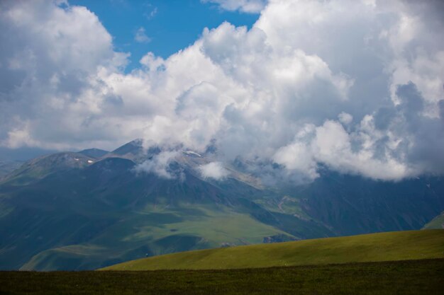 Altas montañas en nubes bajas Paisaje de montaña Montañas de Georgia