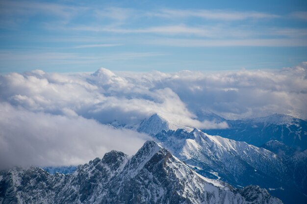 Foto altas montanhas alpinas com neve na alemanha e um lindo céu azul