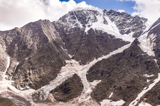 Altas montanhas do cáucaso cobertas de neve com vistas da geleira sete na montanha donguz orun e nakra tau na região de elbrus