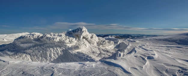 Foto altas montanhas na neve