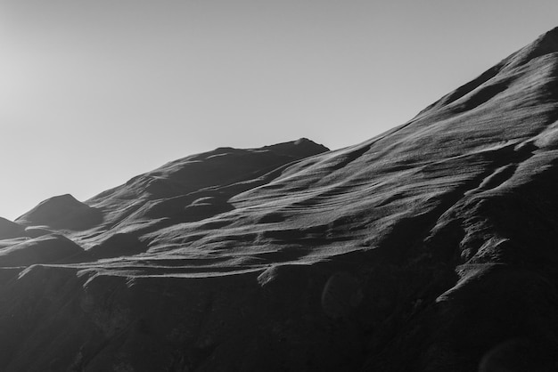 Altas montanhas negras incríveis em um fundo cinza