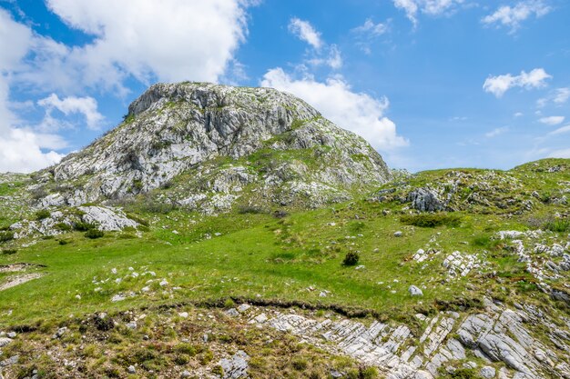 Altas montanhas pitorescas no norte de Montenegro, no Parque Nacional Durmitor.