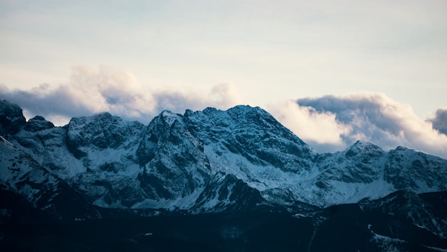 Altas montanhas sob a neve no inverno. panorama