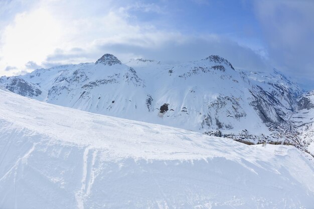 Altas montanhas sob a neve no inverno