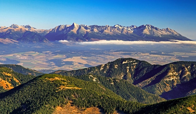 Altas montanhas Tatras Vista da colina CHopok nas montanhas Low Tatras Eslováquia