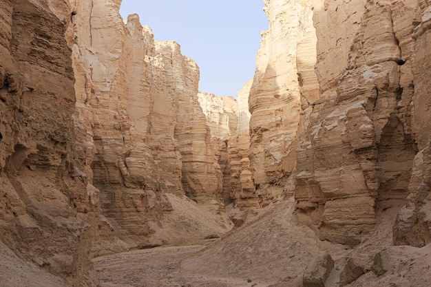 Altas paredes rocosas del cañón en el desierto de judea