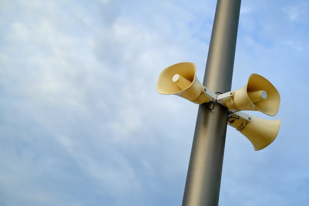 Altavoces para anuncios al aire libre Fondo de cielo azul