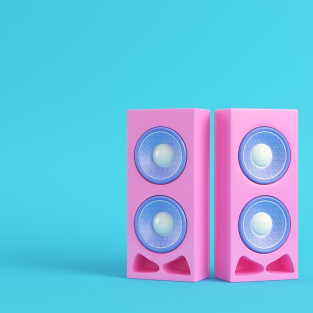 Altavoces estéreo rosa sobre fondo azul brillante en colores pastel