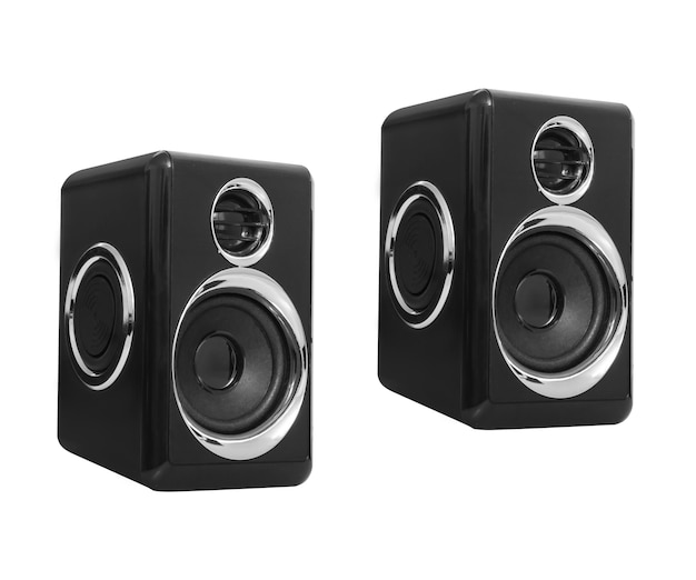 altavoces de sistema acústico para una computadora sobre un fondo blanco