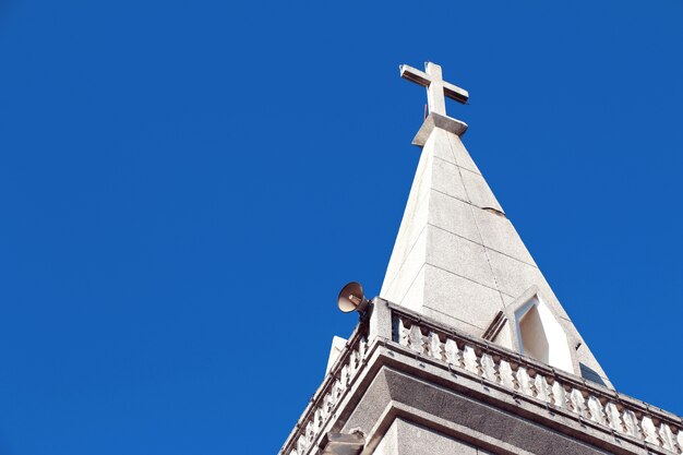 altavoces en la torre de la iglesia en el cielo azul con espacio de copia, anunciar de Christ Church