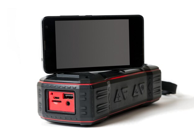 Altavoz de audio portátil en el blanco