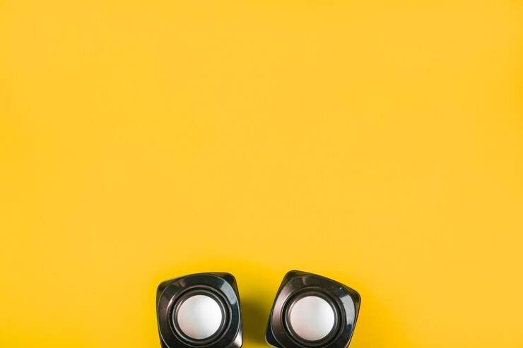 Foto altavoz inalámbrico bluetooth sobre fondo amarillo