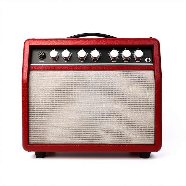 Un altavoz inalámbrico rojo de estilo retro, solo sobre una superficie blanca, con un diseño similar a un amplificador de guitarra