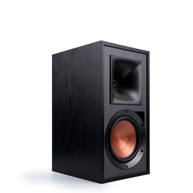 Altavoz negro con carcasa de madera sobre fondo blanco 3D Render