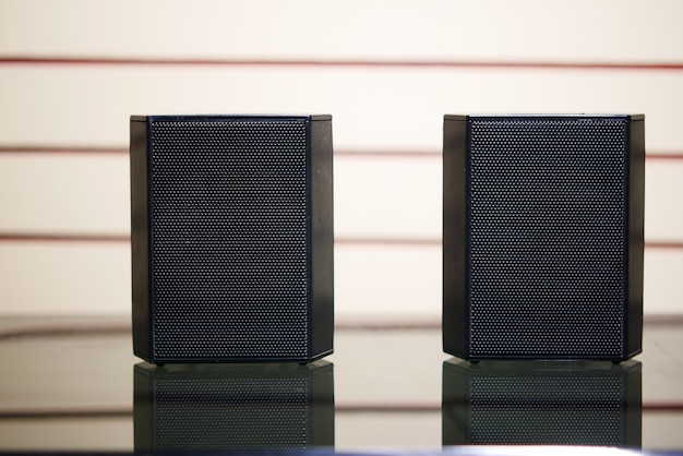 Foto un altavoz de sonido en la mesa con espacio de copia.