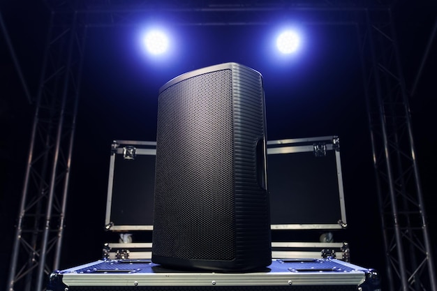 Un altavoz de sonido sobre cajas con equipo de concierto