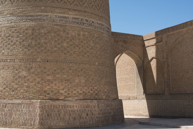Altbau mit Bogen und Durchgang. Die alten Gebäude des mittelalterlichen Asiens. Buchara, Usbekistan