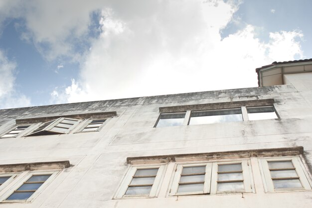 Altbau mit Himmelhintergrund.