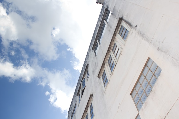 Altbau mit Himmelhintergrund.