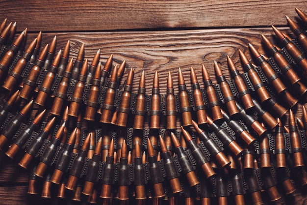 Alte 7,62 mm Kugeln auf Holztisch, Draufsicht