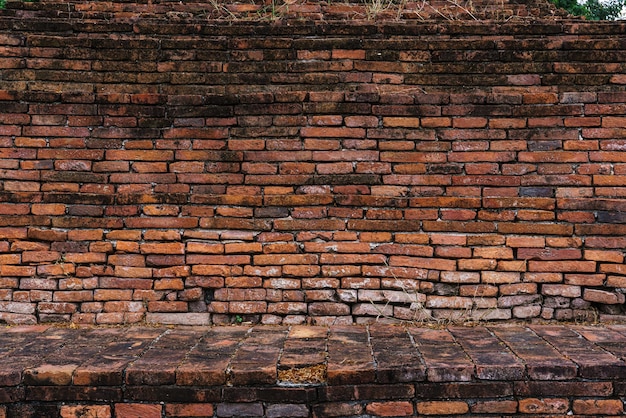 Alte abstrakte Backsteinmauer Große orange Backsteinmauer-Hintergrund-Textur alten buddhistischen Tempel in Thailand für Muster Hintergrund mit Textfreiraum für Design