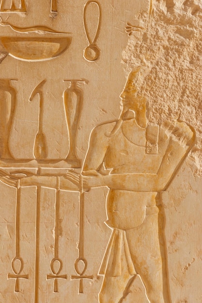 Alte ägyptische Gemälde und Hieroglyphen an einer Wand im Totentempel der Hatschepsut in Luxor Ägypten