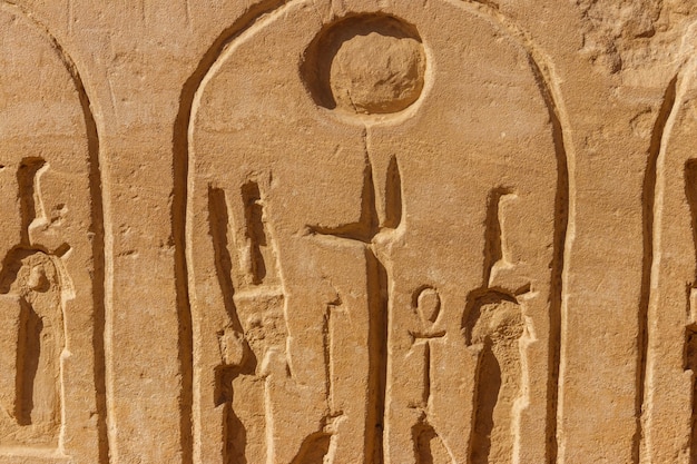 Foto alte ägyptische hieroglyphen an der wand im karnak-tempelkomplex in luxor ägypten