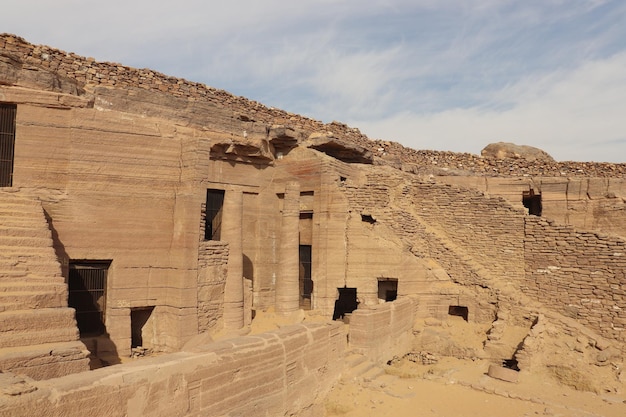 Foto alte ägyptische schilder und hieroglyphen in den gräbern der adligen in aswan, ägypten