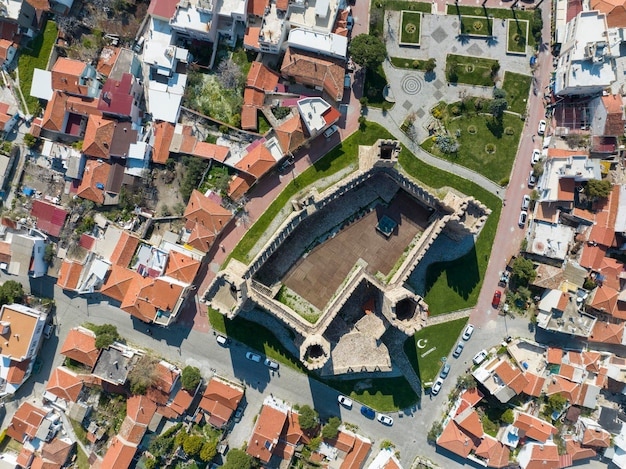 Alte, alte Burgansicht mit Luftdrohne. Jetzt die Burg im Stadtteil Candarli in Izmir; Candarli Kalesi - Türkei