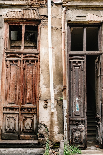 Alte alte kaputte Tür und Fenster im historischen Teil in der Altstadt von Tiflis, Hauptstadt von Georgia Architektur