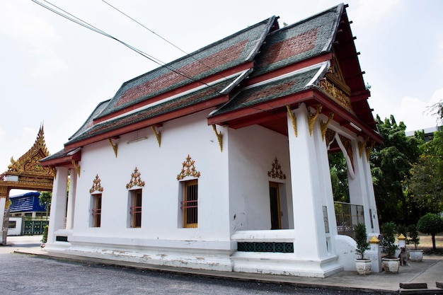 Alte alte Ordinationshalle oder antike Ubosot-Kirche für thailändische Reisende besuchen und respektieren den betenden Buddha, der die heilige Anbetung im Wat Tamnak Tai Tempel am 20. März 2022 in Nonthaburi Thailand segnet