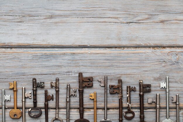 Foto alte altmodische schlüssel der weinlese auf einem rustikalen hölzernen hintergrundsicherheitskonzept