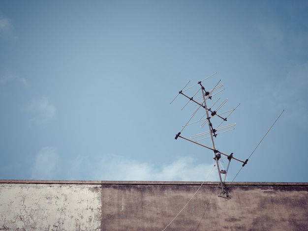 Alte analoge Antenne für Fernsehapparat mit blauem Himmel