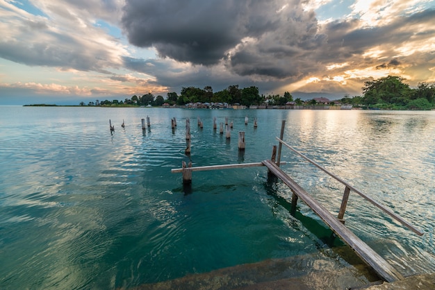 Alte Anlegestelle auf Poso See an der Dämmerung, Sulawesi, Indonesien