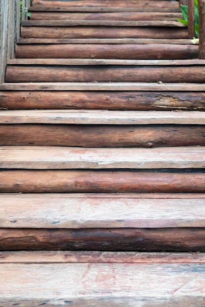 Alte antike antike Holztreppen-Treppenstruktur im klassischen rustikalen Innenstil