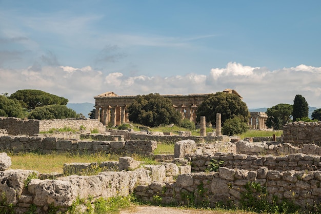 Alte antike Stadt Paestum Die Ruinen von Wohngebäuden vor dem Hintergrund des Neptuntempels