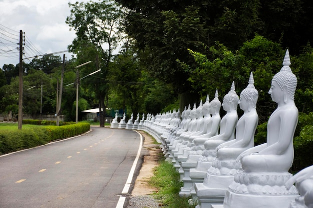 Alte antike weiße Buddha-Statue neben der Straße für thailändische Reisende besuchen und respektieren das heilige Geheimnis des Tempels Wat Phra Kaew in der Stadt Chainat in Chai Nat Thailand