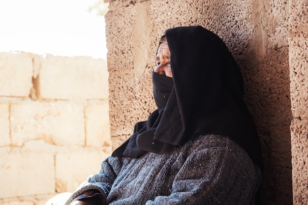 Alte arabische Beduinenfrau mit schwarzem Hijab-Porträt aus nächster Nähe, Ägypten