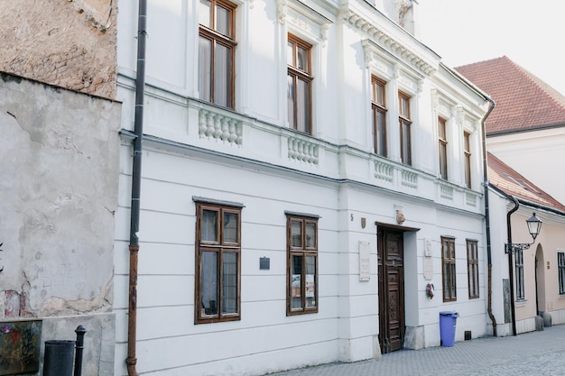 Alte architektonische Gebäude auf den Straßen Europas