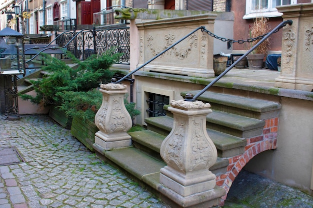 Alte architektonische Treppe mit dekorativen Zäunen und Balustren Polen Gdansk